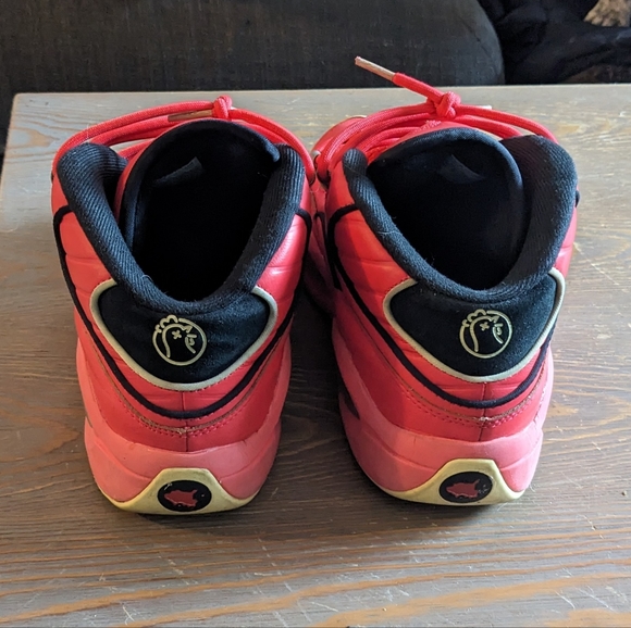 Reebok question x Hot Ones - Picture 2 of 5